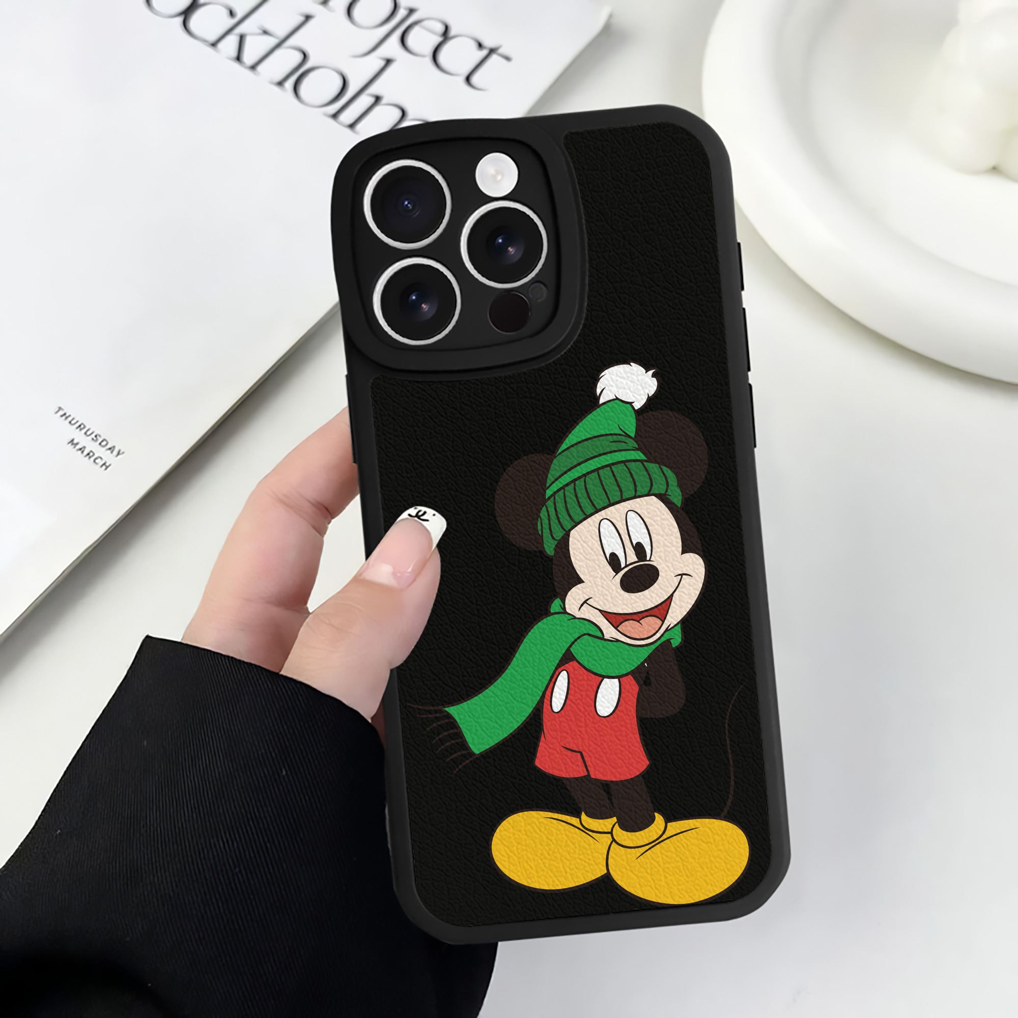 （画像用） ミッキーマウス Mickey Mouse 【iPhone 16シリーズ対応】シリコンスマホケース（レザー調） 材質：シリコン